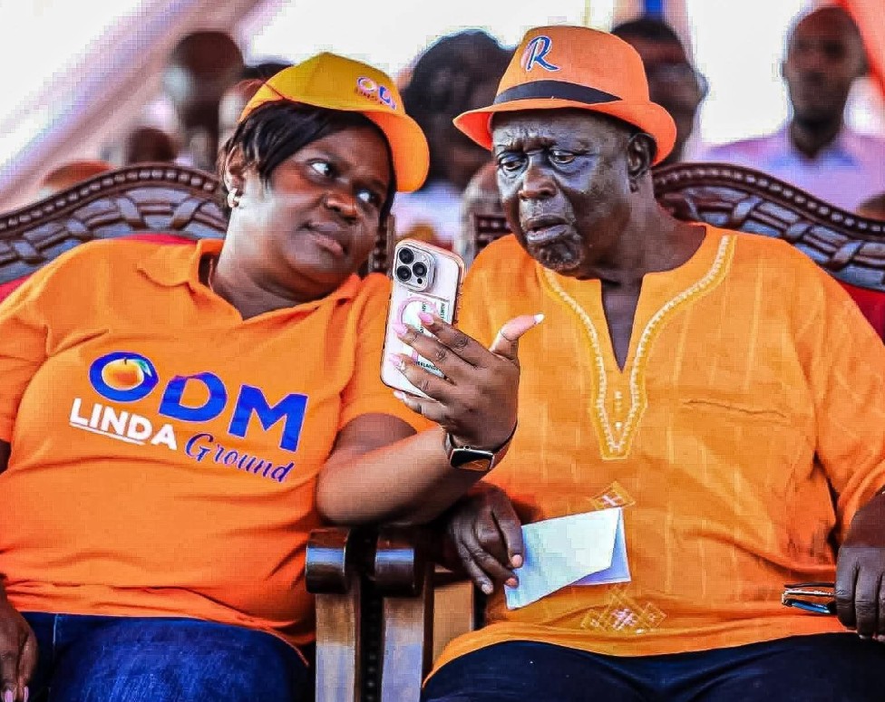 Gladys Wanga showing Oburu the crowd in Kitengela.