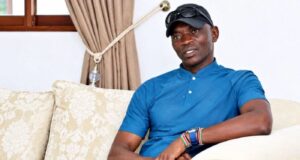 Raila’s bodyguard reveals how Prof Makau Mutua betrayed Raila during protests